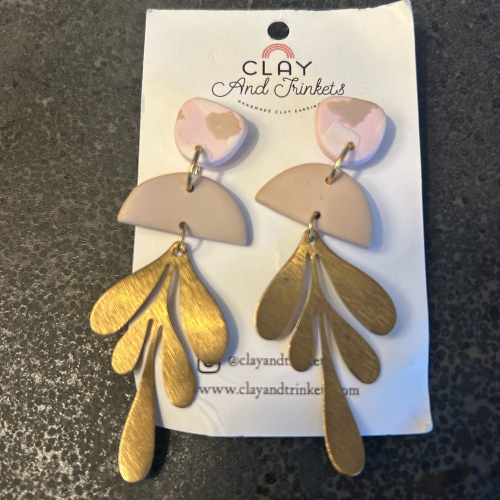 Clay and Trinkets light pink, beige and brushed gold Post Earrings
Super light.